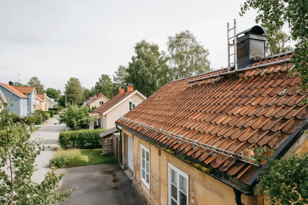 semestertider i juli passa p att kontrollera taks kerheten innan h stens service och underh ll